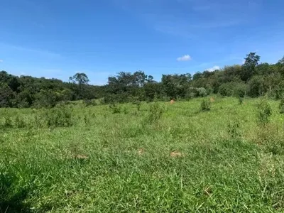 Fazenda de 20mil metros, riacho margeando todo fundo do terreno Serra do Cipó.