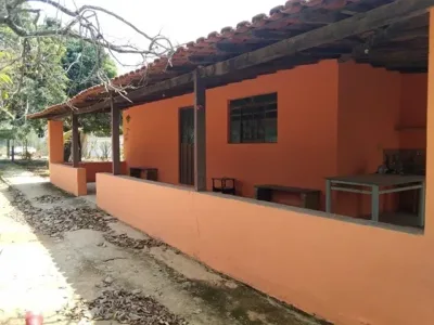 Sitio de 2 Mil Metros com Rua Asfaltada Próximo de Vários Comércios!