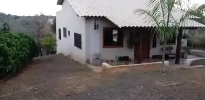 Sitio em Estilo Rústico em Lote de 2.070M², em Condomínio com Portaria 24H