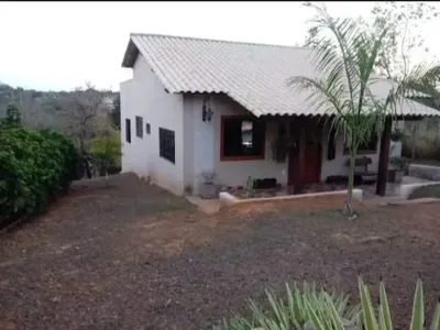 Sitio em Estilo Rústico em Lote de 2.070M², em Condomínio com Portaria 24H