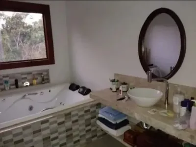 Sitio em Estilo Rústico em Lote de 2.070M², em Condomínio com Portaria 24H