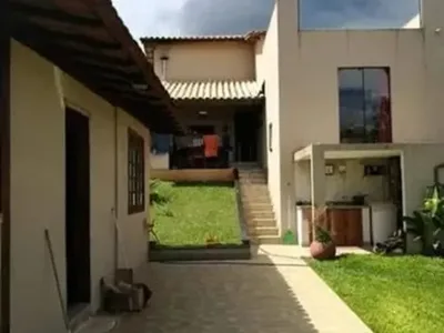 Sitio em Estilo Rústico em Lote de 2.070M², em Condomínio com Portaria 24H
